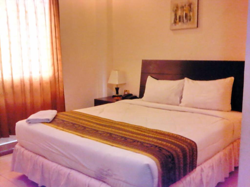 Grand Duta Hotel Palu Habitación foto